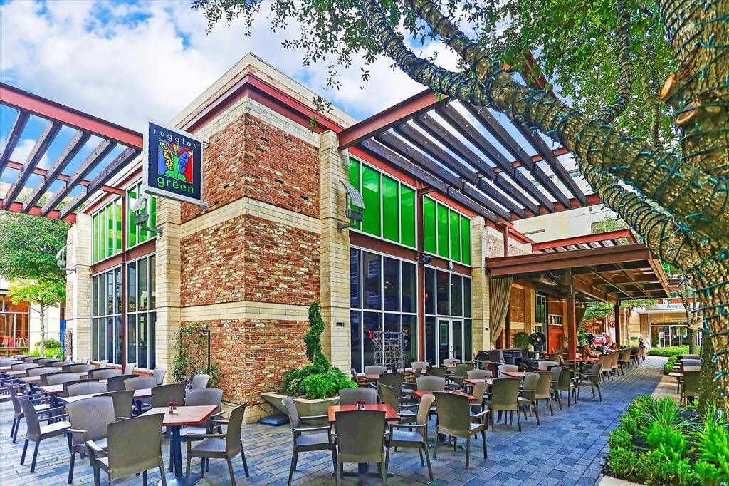 Arranged around the central greenspace, Ruggles Green provides pleasant, outdoor dining.
