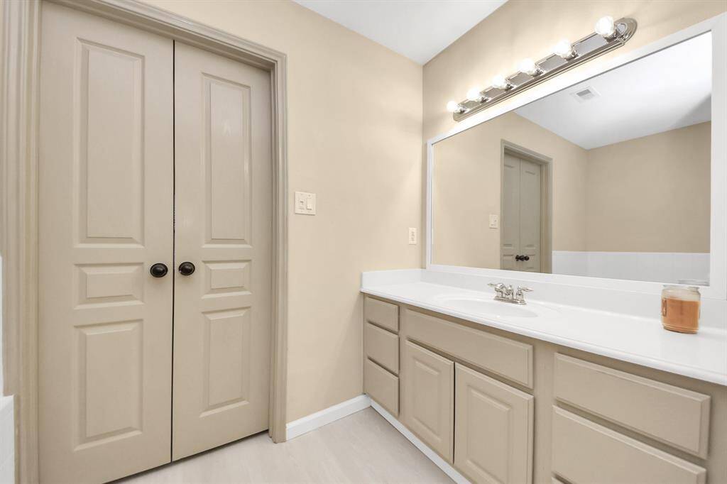 Large counter tops in primary bathroom