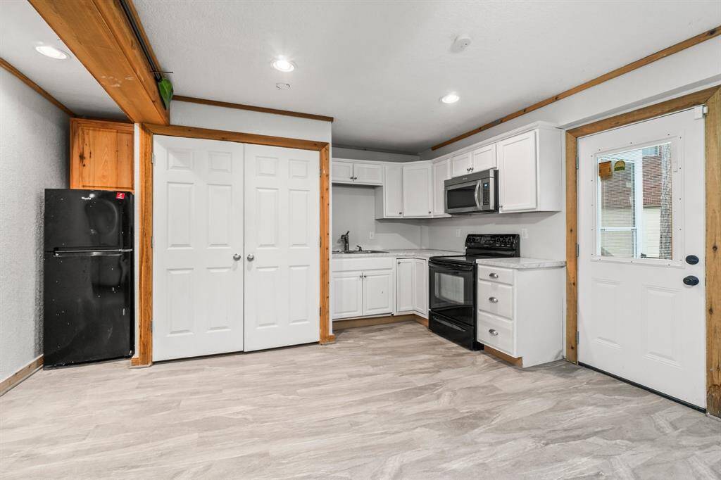 Full kitchen.
