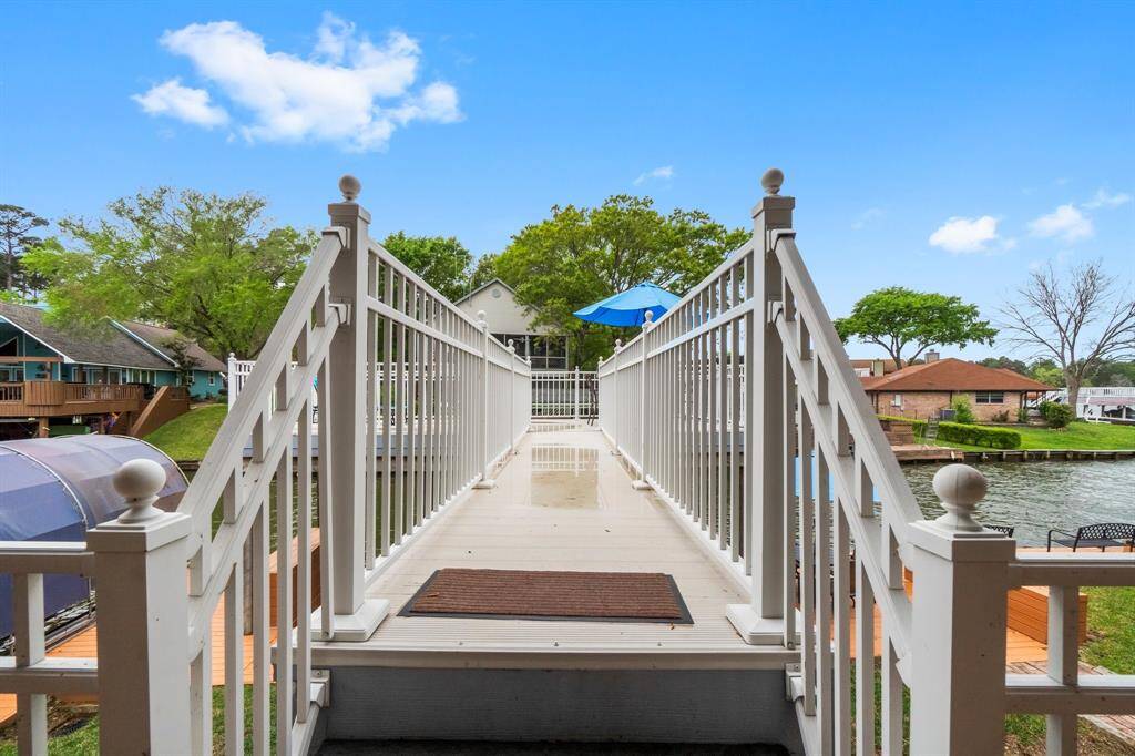 Walkway to the upper deck.
