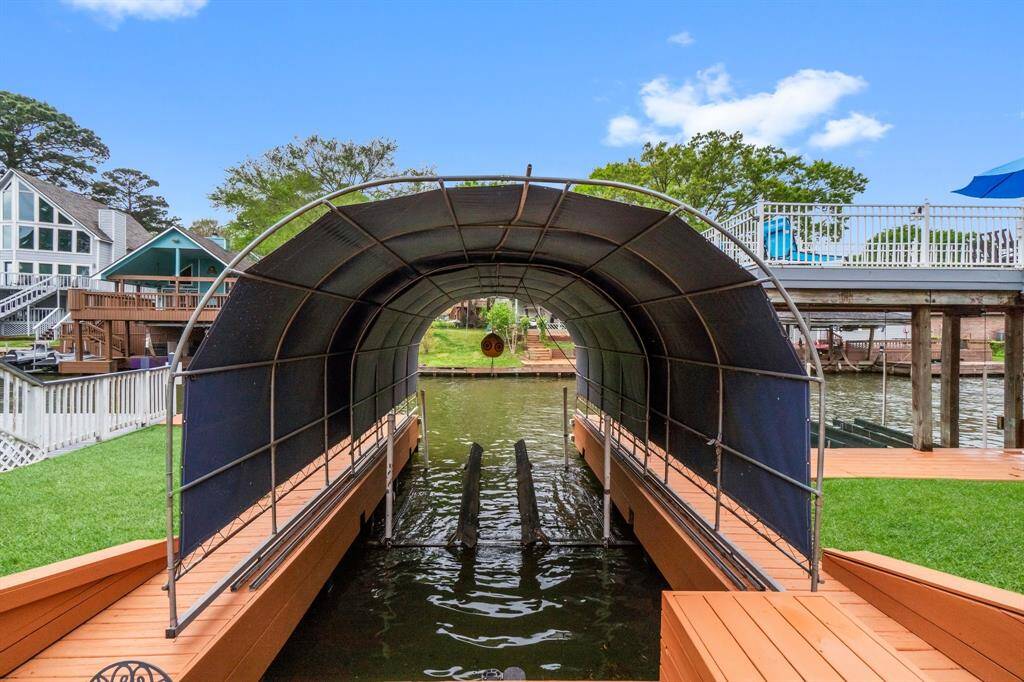 Covered boat lift (new motor 2024).