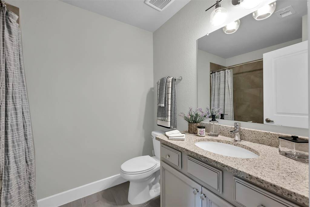 Shared bath with easy access from the gameroom