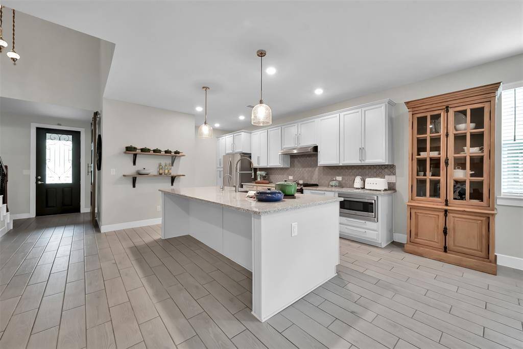 Large island boasts plenty of space for additional seating