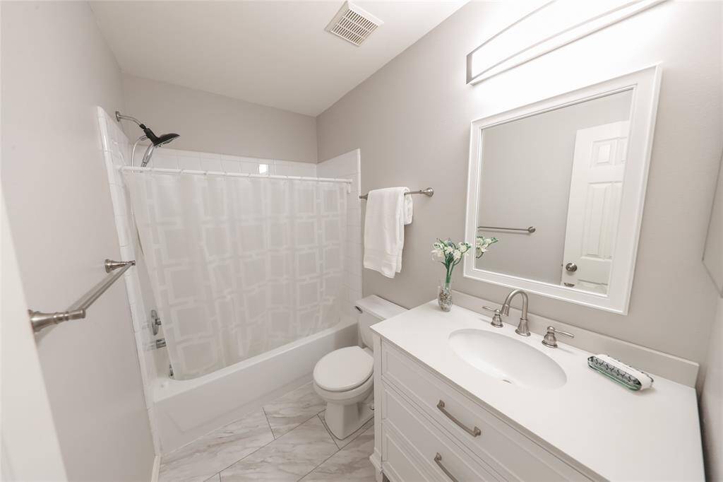 Secondary full bathroom