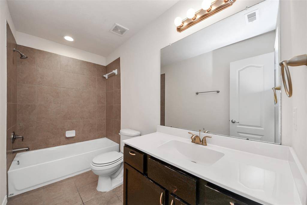 Full secondary bathroom