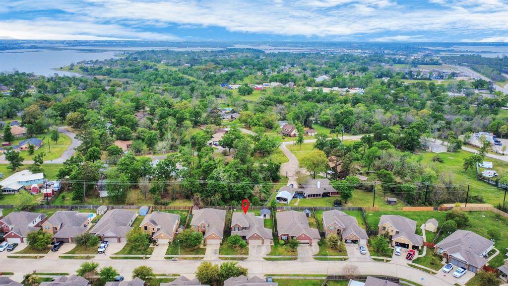 Look at that greenbelt space behing the house!