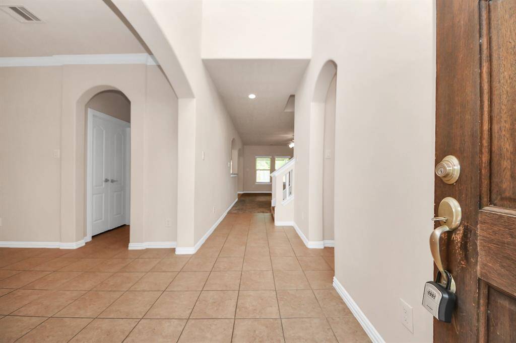 High ceilings welcome you to 122 Persimmon Dr, with lots of natural light and style.