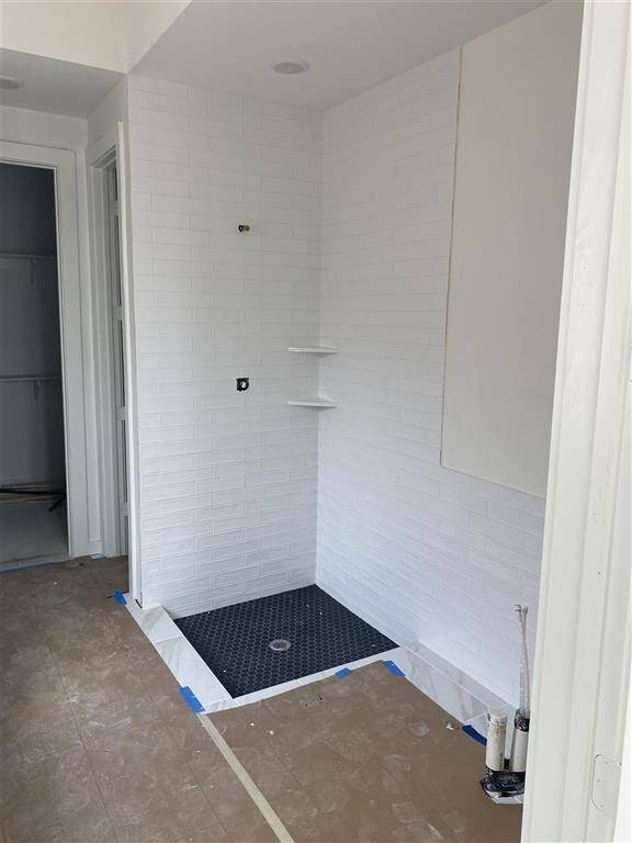 12335 Palmetto Drive  Freestanding Tub with separate shower