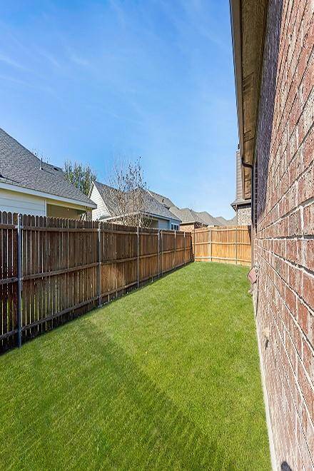 Side Yard perfect for your dogs!