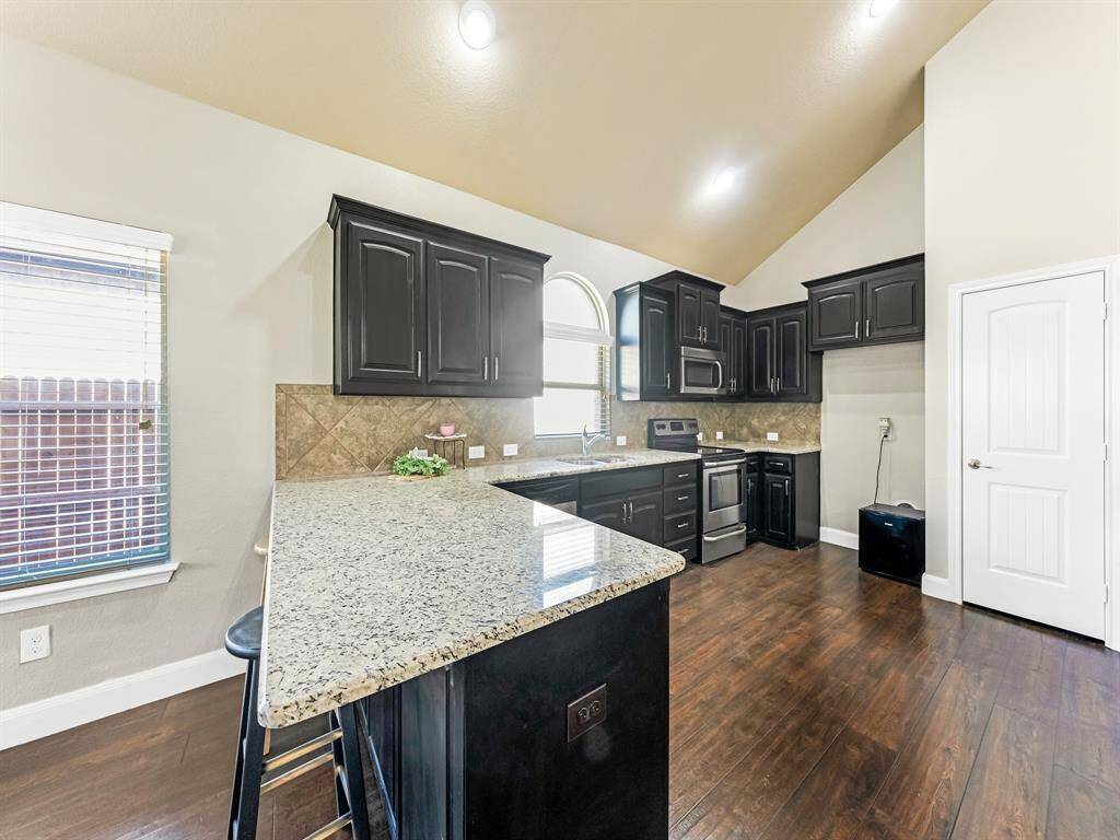 great kitchen to cook and entertain!