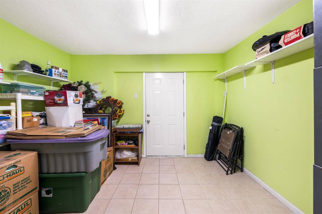 Extra storage room, side entrance of home leads to parking and FM 1097
