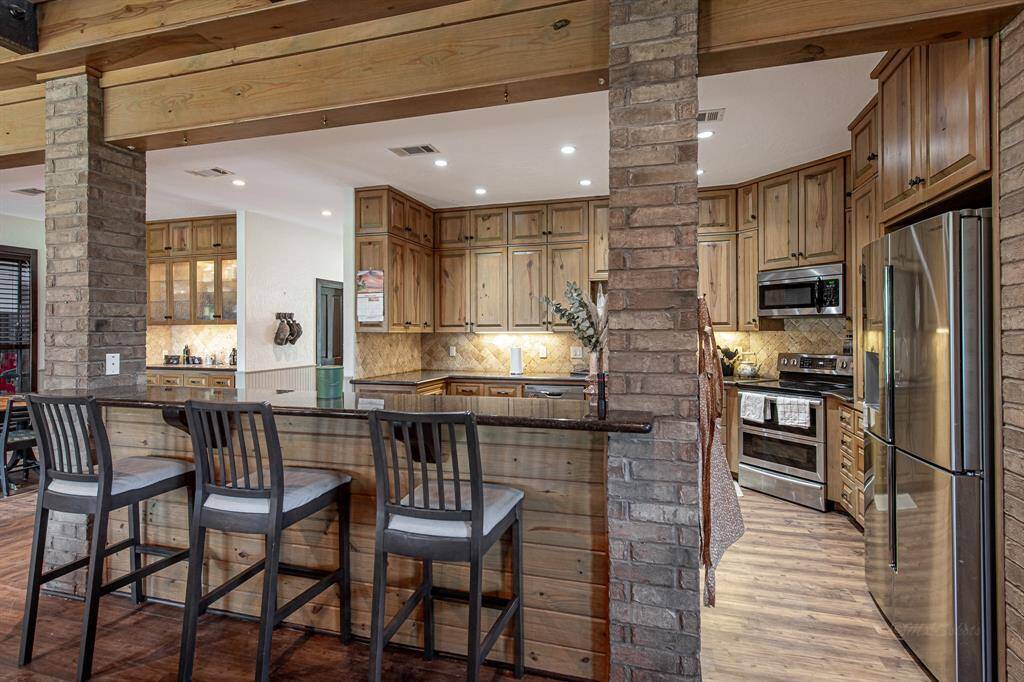 Additional seating at breakfast bar