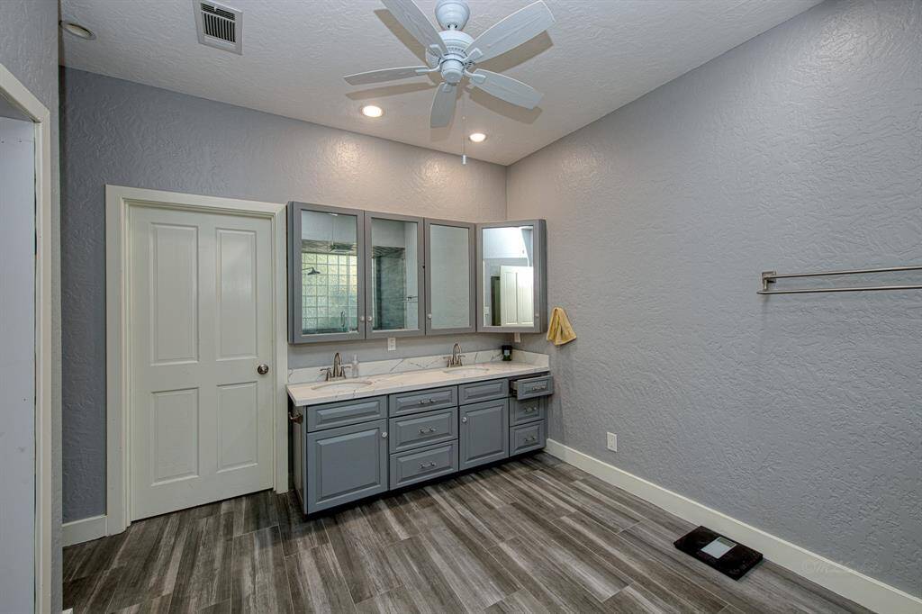 Ensuite bath with double sinks