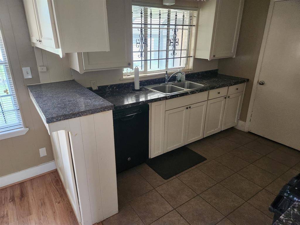 Kitchen fea. Dish Washer