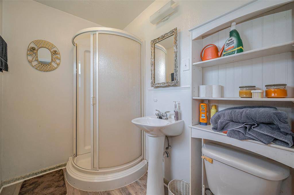 Garage apartment bath
