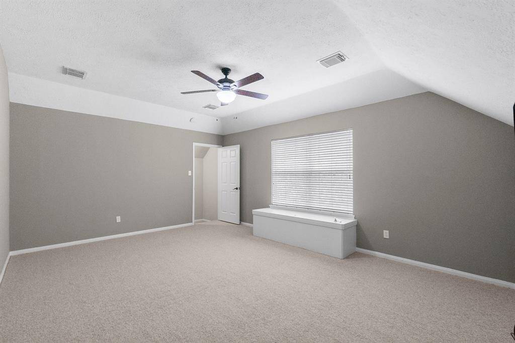 Large upstairs game room with endless potential