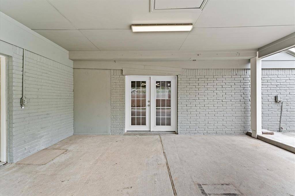 Private entrance for apartment 2.