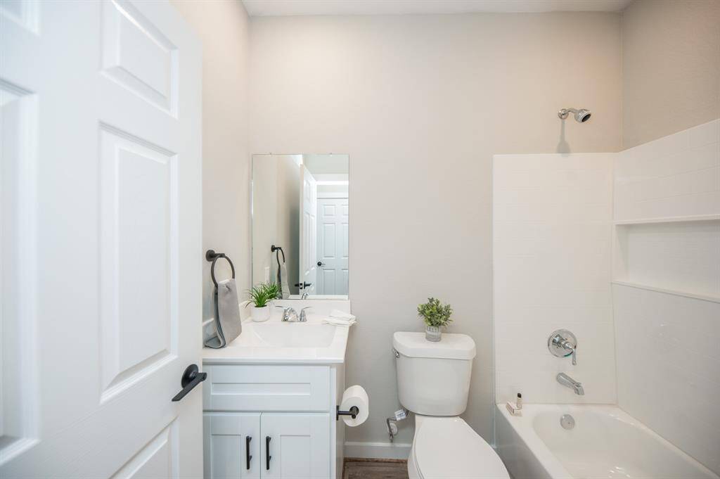 Hallway bath with tub shower combo