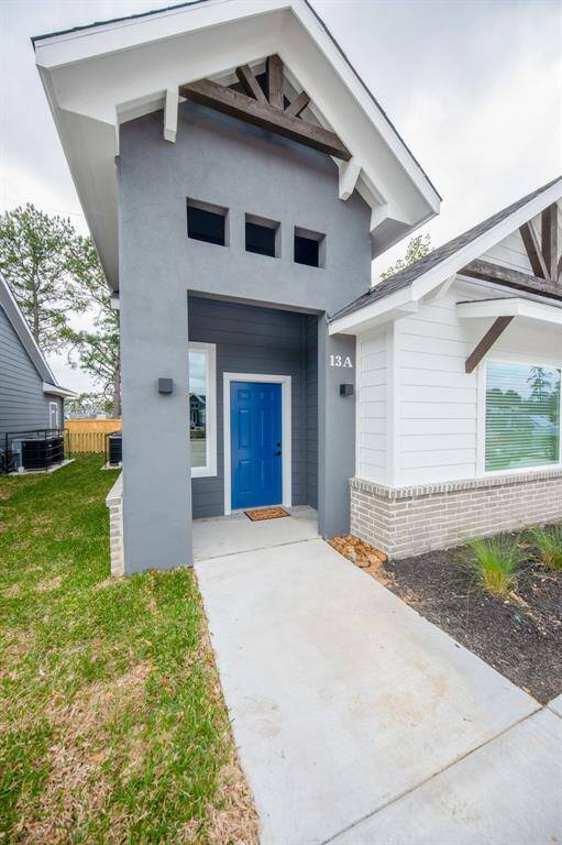 Cheerful entry with the bright blue doors!