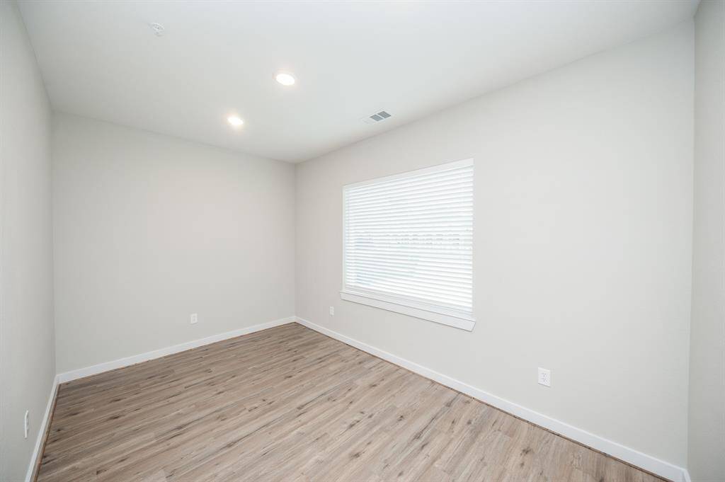Dining area or office space - you choose!