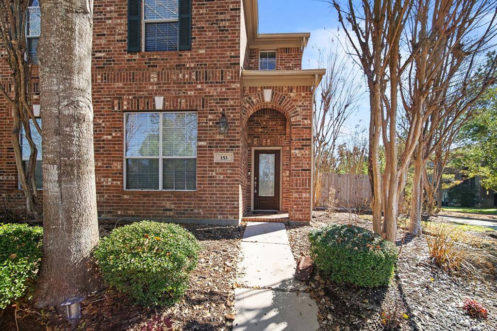 Don't miss your chance to live in this beautiful Woodlands townhouse