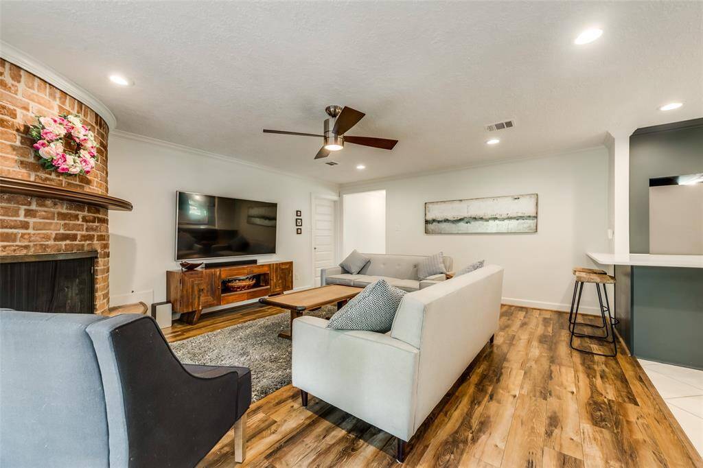 The breakfast bar creates an open concept space for everyone to enjoy!