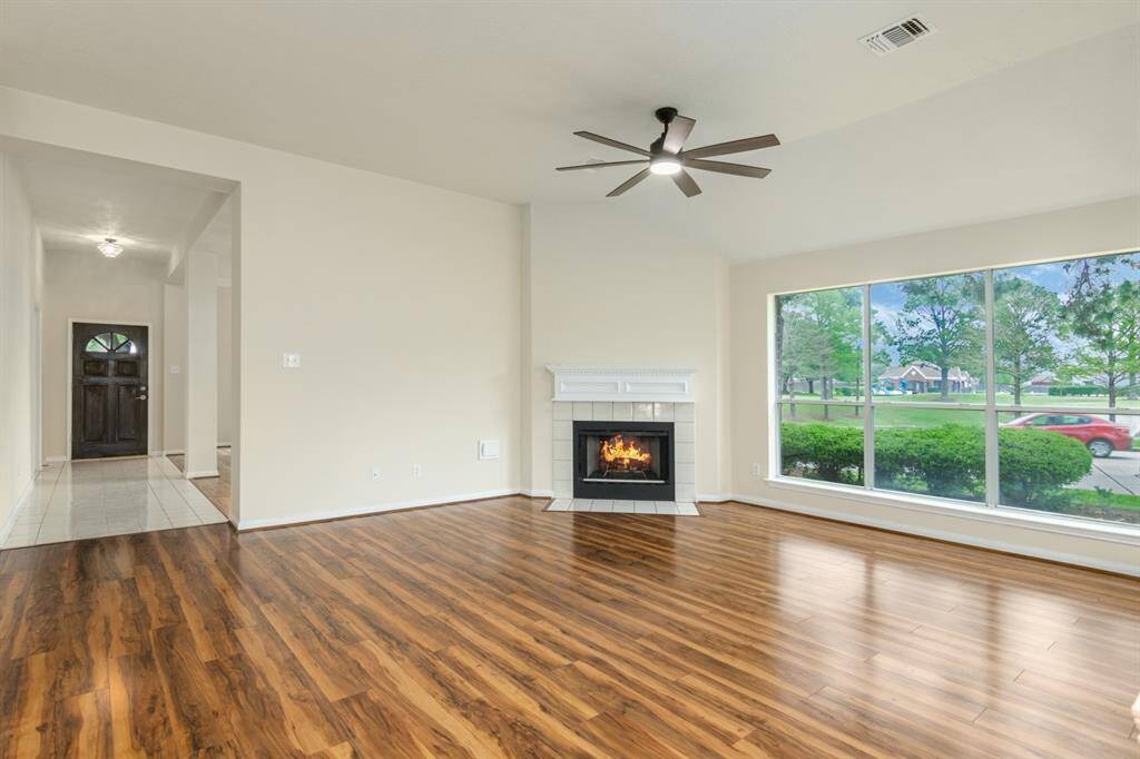 Breakfast room with bay windows
