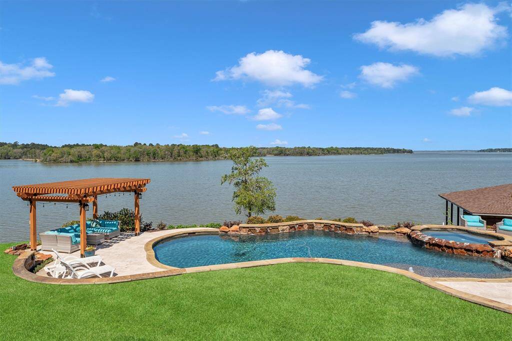 Texas summers are best spent in the water! You’ll enjoy the best of lakeside living with a sparkling pool and spa, private boathouse, fully equipped summer kitchen, and picturesque panoramic views of the lake—everything you need for endless outdoor fun and relaxation.