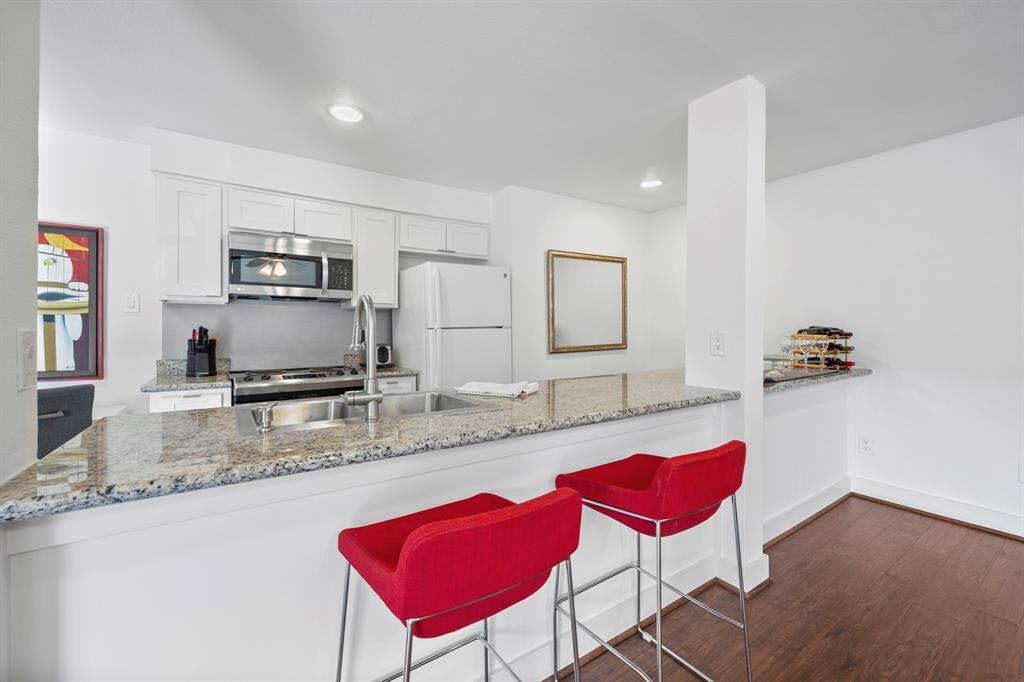 Unit 8 - Spacious 2Bed 1 Bath Unit W/ Island Kitchen