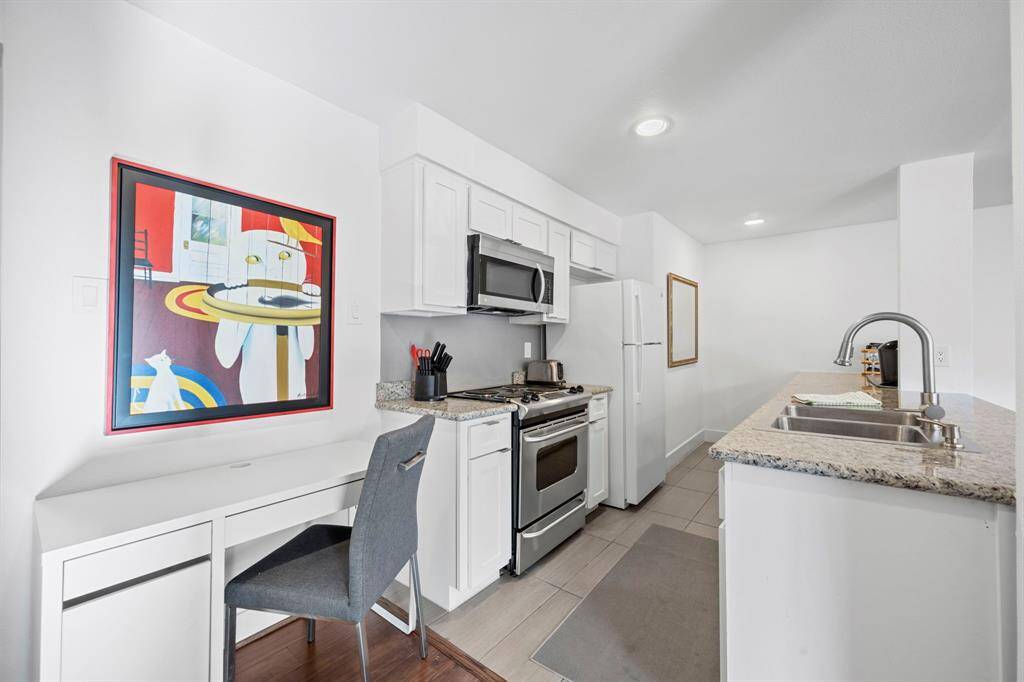 Unit 8 - Spacious 2Bed 1 Bath Unit W/ Island Kitchen