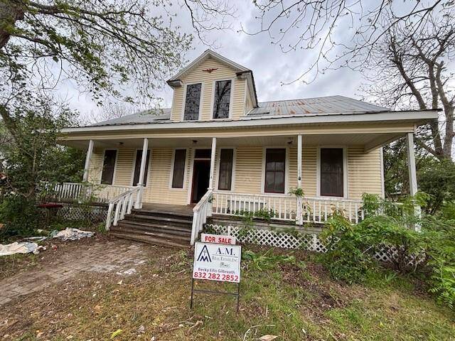 Are you looking for a charmer in a quaint town with a good commute to Houston, San Antonio and Austin? This is it.