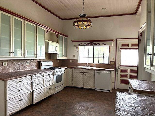 Look at the brightness and drawers of this side of the kitchen.