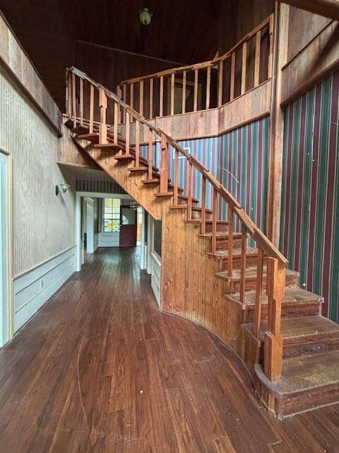 Back to the entry and up the winding stairway to the other 2 bedrooms
