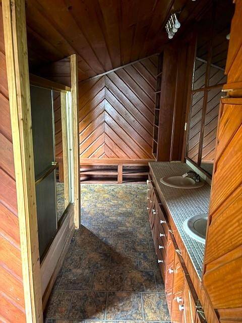 There is a full bath between the 2 secondary bedrooms