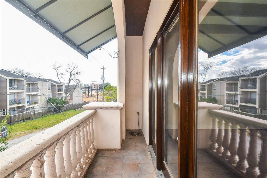 The second-floor terrace features a gas connection, perfect for setting up your BBQ grill and enjoying outdoor cooking.