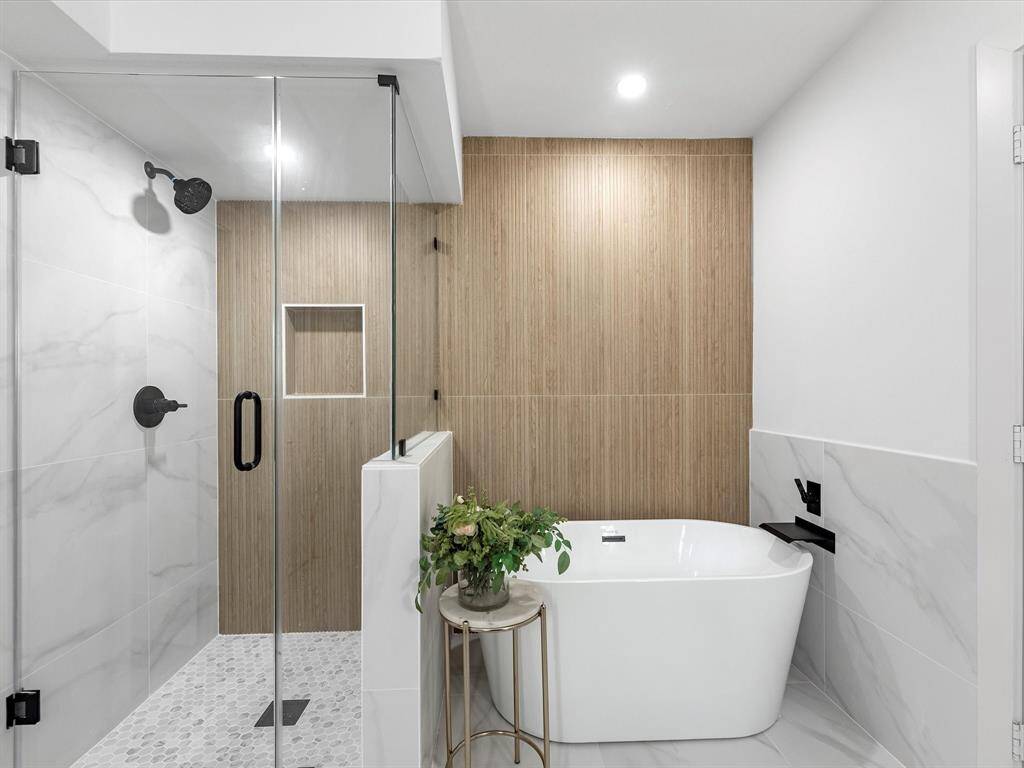 Walk in shower and soaking tub.