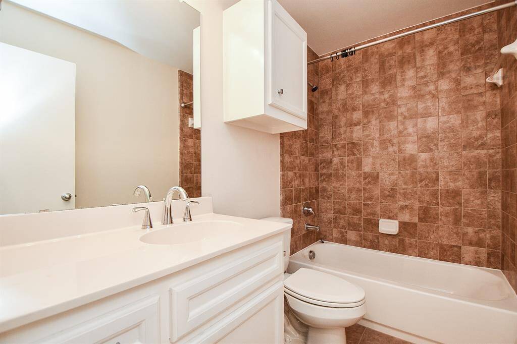 Bright and welcoming, this second full bath offers all the comforts of its primary counterpart, with its combined shower/bathtub.
