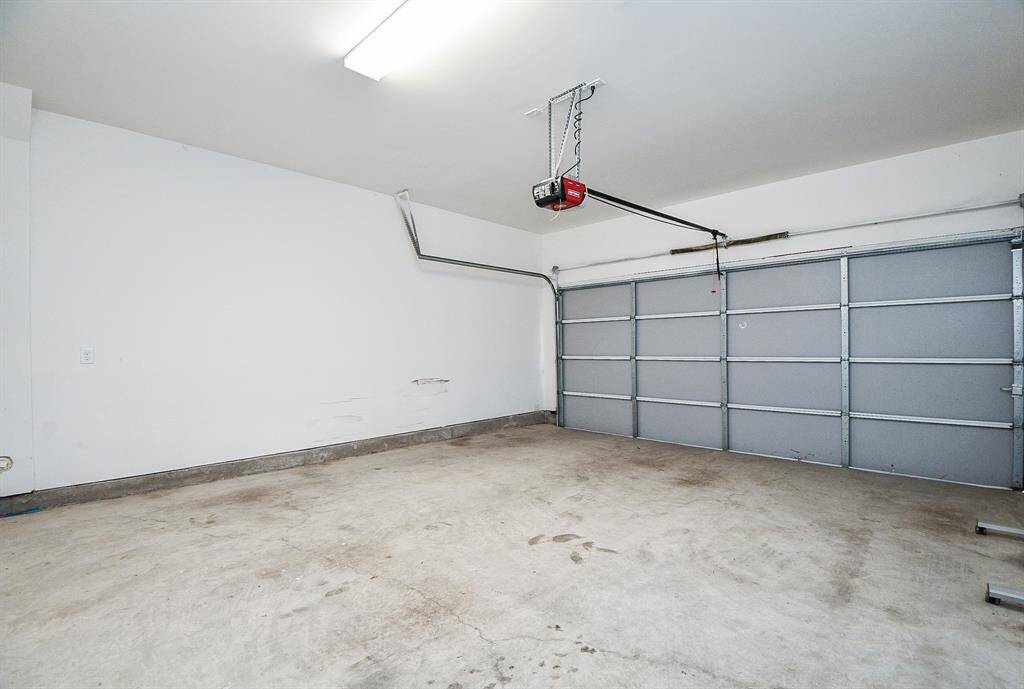 Even the large garage is well-kept!