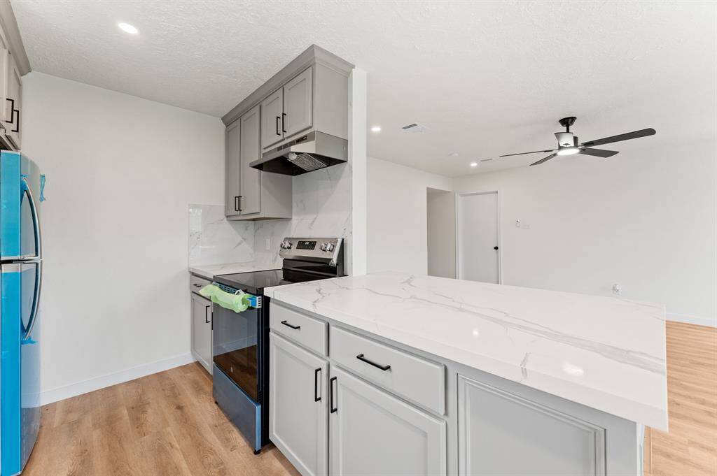 Large island perfect to prepare all your favorite dishes!
