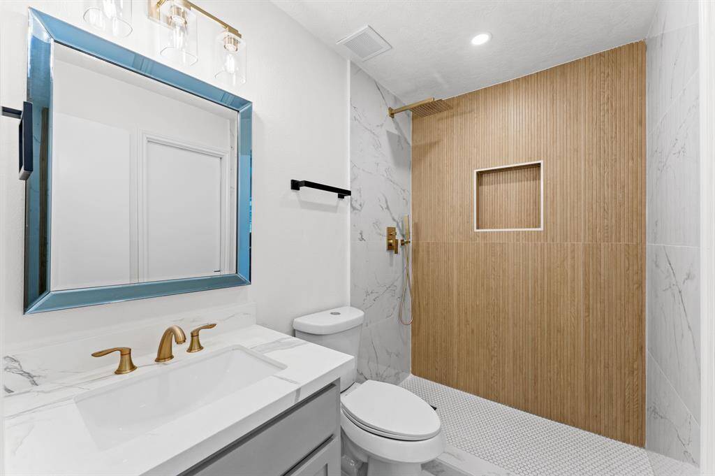 Master bathroom! Check out this design!