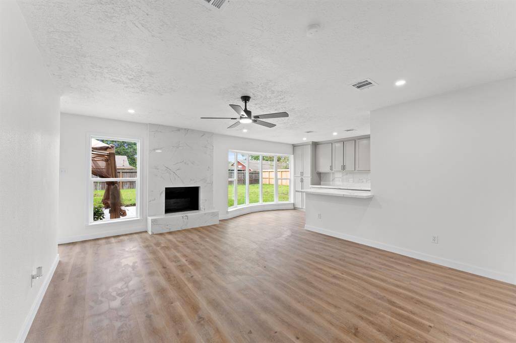 As we keep walking we meet with the living area! Such an airy well centered space!