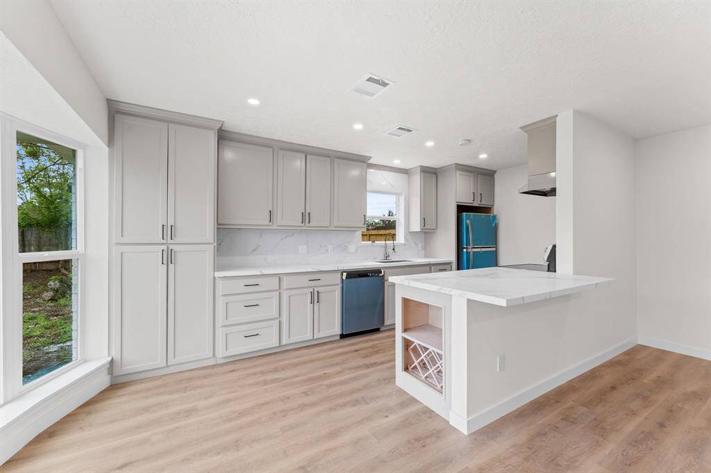 Check out this kitchen! New Quartz counters with new custom built cabinets and look at that bar area! So well though out!