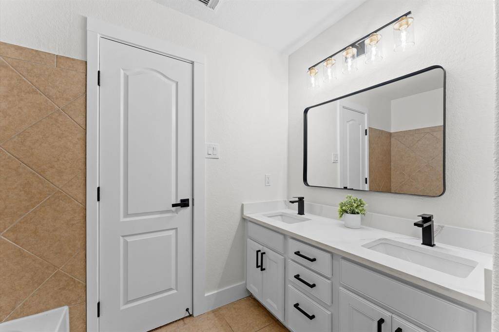 Full bathroom for bedroom 2 and 3