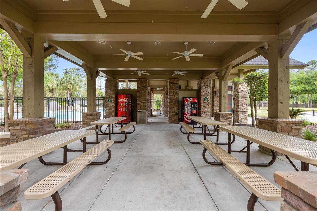 Community Amenities – Nestled in a gorgeous neighborhood with mature trees, a breathtaking pool, scenic walking trails, and a serene lake.
