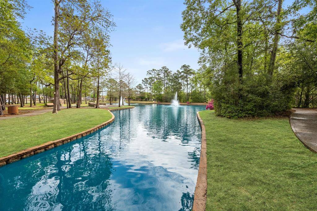 Community Amenities – Nestled in a gorgeous neighborhood with mature trees, a breathtaking pool, scenic walking trails, and a serene lake.