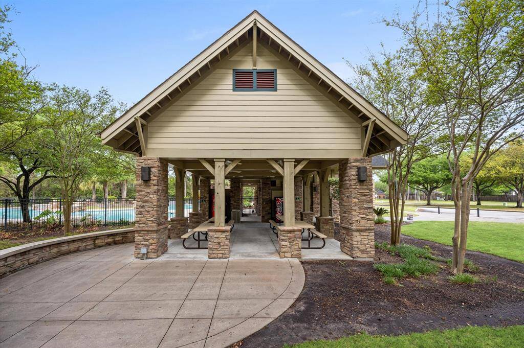 Community Amenities – Nestled in a gorgeous neighborhood with mature trees, a breathtaking pool, scenic walking trails, and a serene lake.