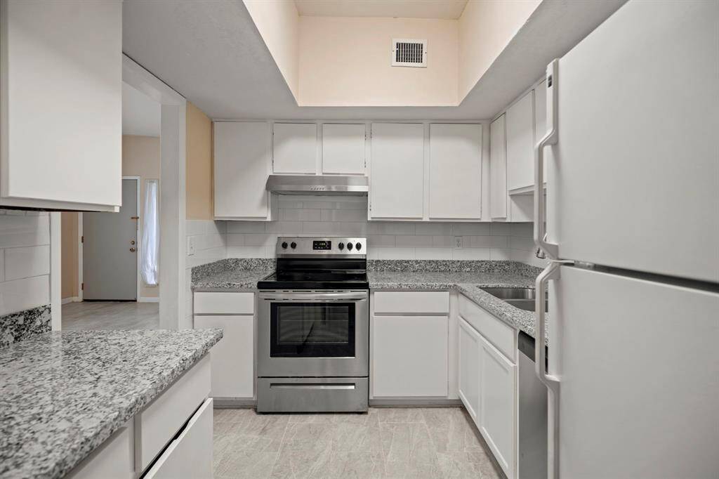 9x8 Kitchen - Granite counters and recently replaced appliances. This kitchen will keep any cooking messes hidden from guests.