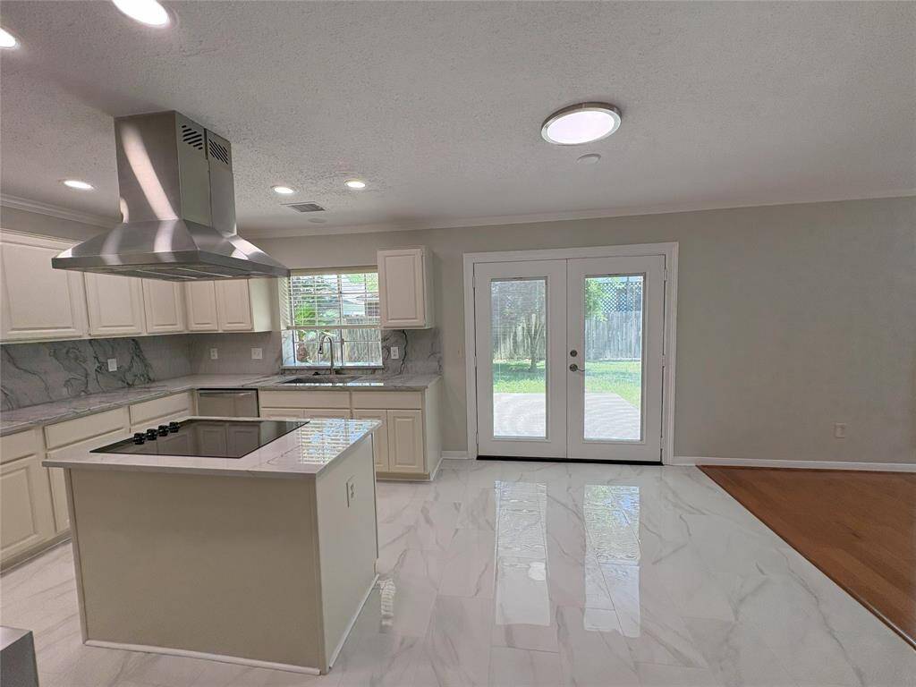 breakfast area with double door