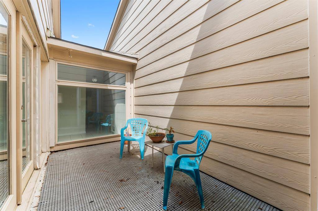 Cozy private courtyard nestled between the home’s walls—perfect for morning coffee, fresh air, or creating a peaceful outdoor retreat.