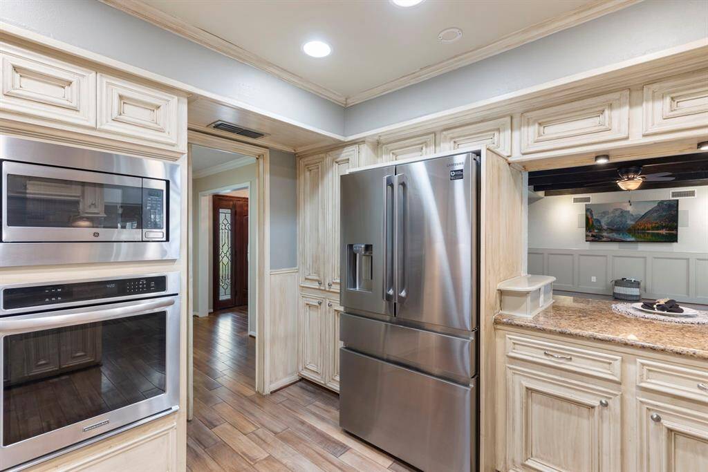 Kitchen Aid oven, built-in GE microwave,LG dishwasher